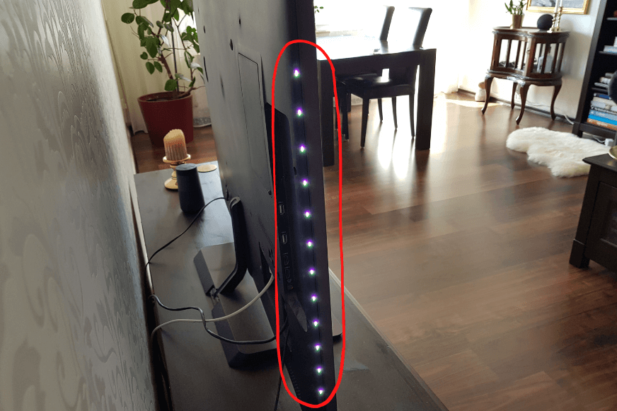 LED-Leiste eines Philips Fernsehers ist in der Nahaufnahme zu sehen.